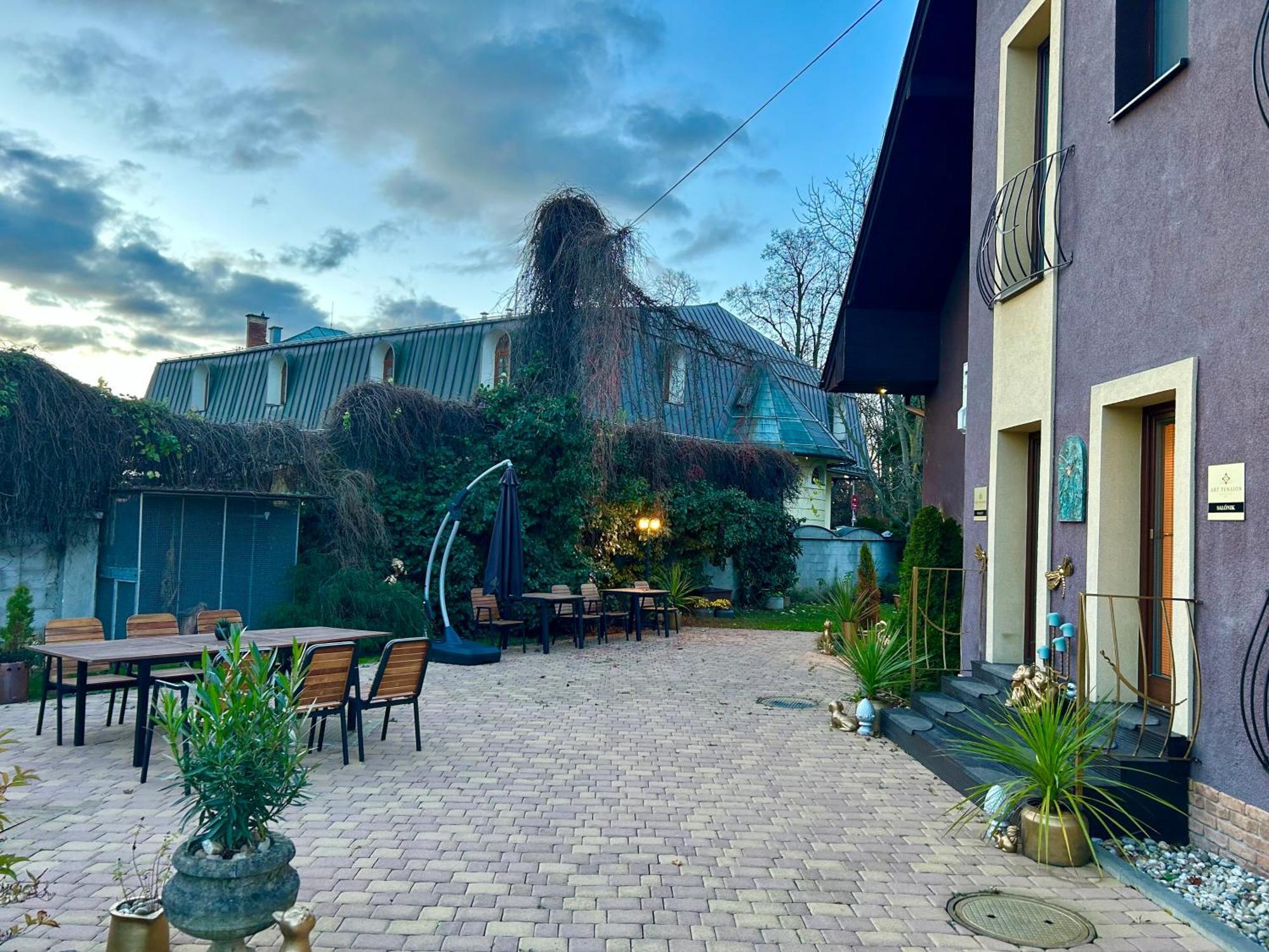 Art Pension Dans Le Parc Banská Bystrica Exteriér fotografie